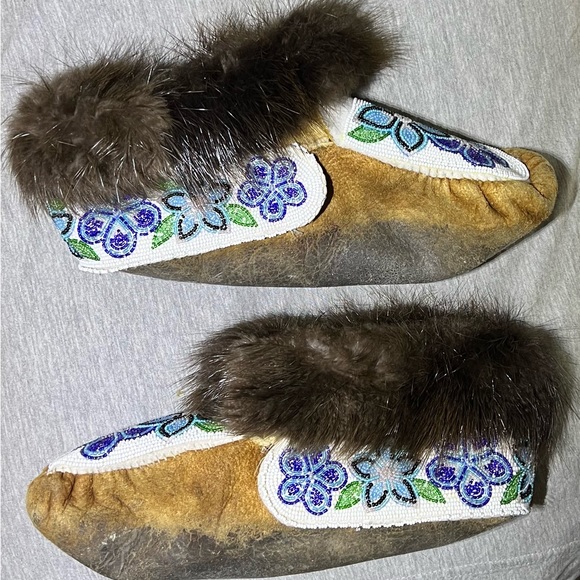 Beaver fur blue beaded flower moccasin - Picture 4 of 7